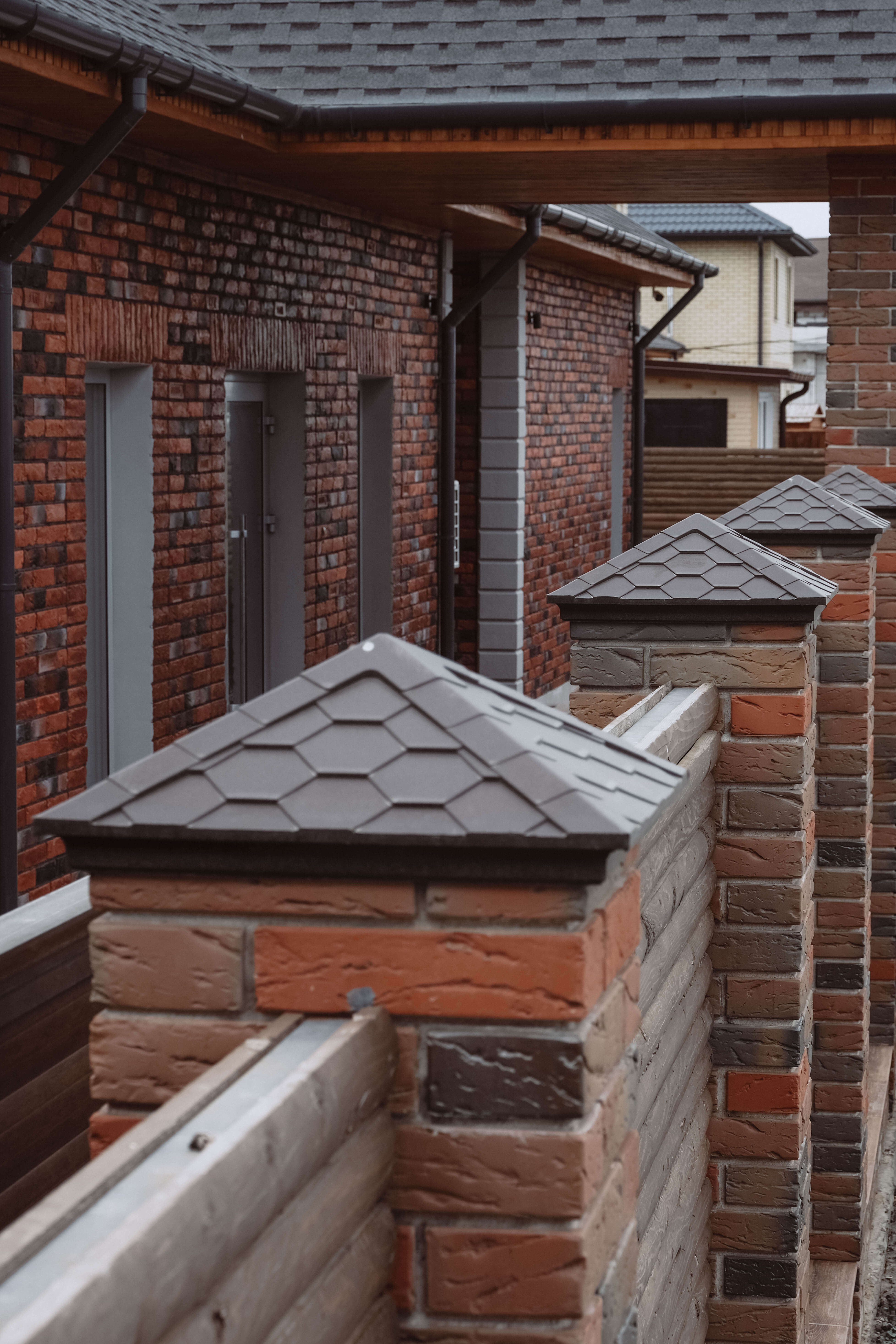 Колпак Zking Эверест Коричневый на столб 1.5х1.5 кирпича (390х390мм) в Сухуме фото